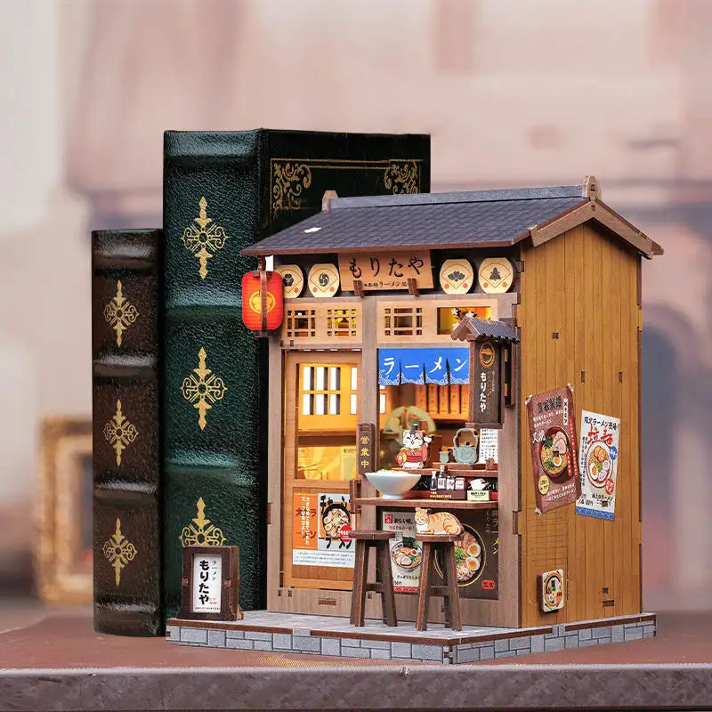 Book Nook Morita Ya – japońskie lampiony i witryna w miniaturze, detale