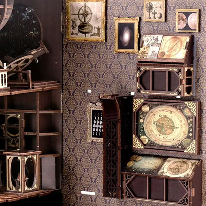 Złożony Book Nook Museum Of Astronomy między książkami na półce