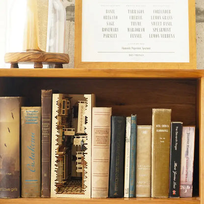 Book Nook Mysterious Ancient Street – widok z boku dioramy DIY