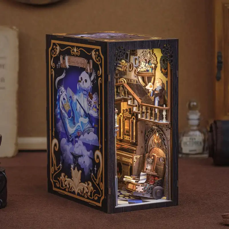 Złożony Book Nook Nebula Common Room między książkami na półce