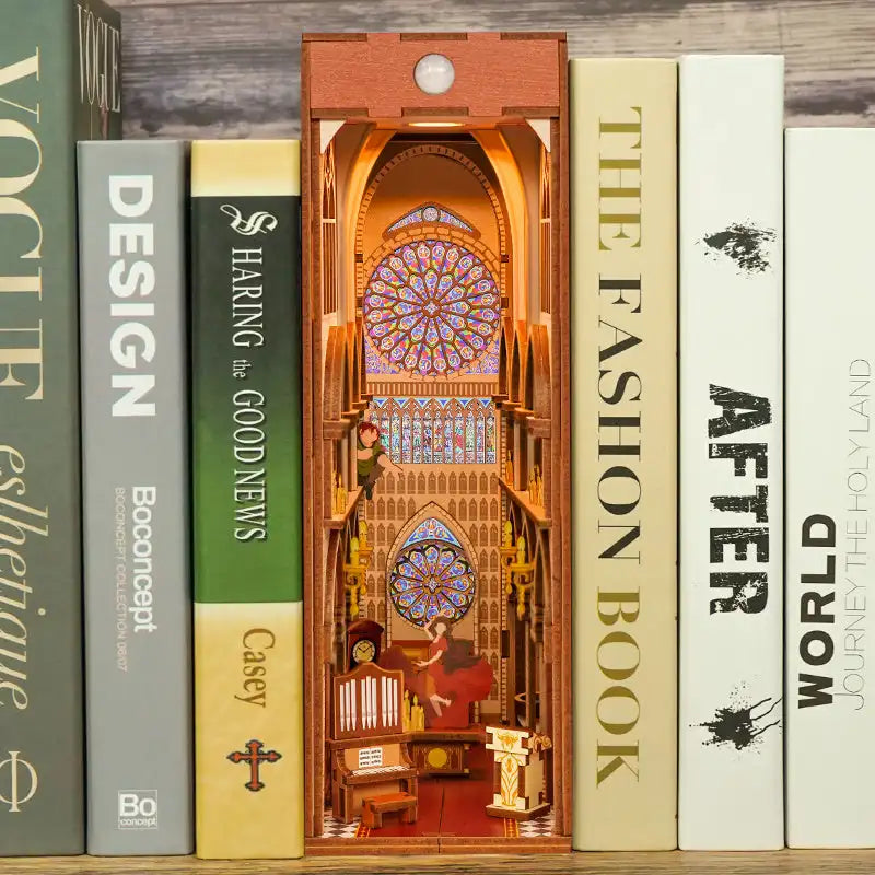 Book Nook Notre Dame De Paris – gotycka katedra, diorama DIY z oświetleniem LED