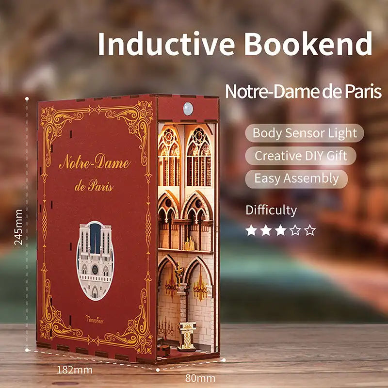 Złożony Book Nook Notre Dame De Paris na półce z książkami