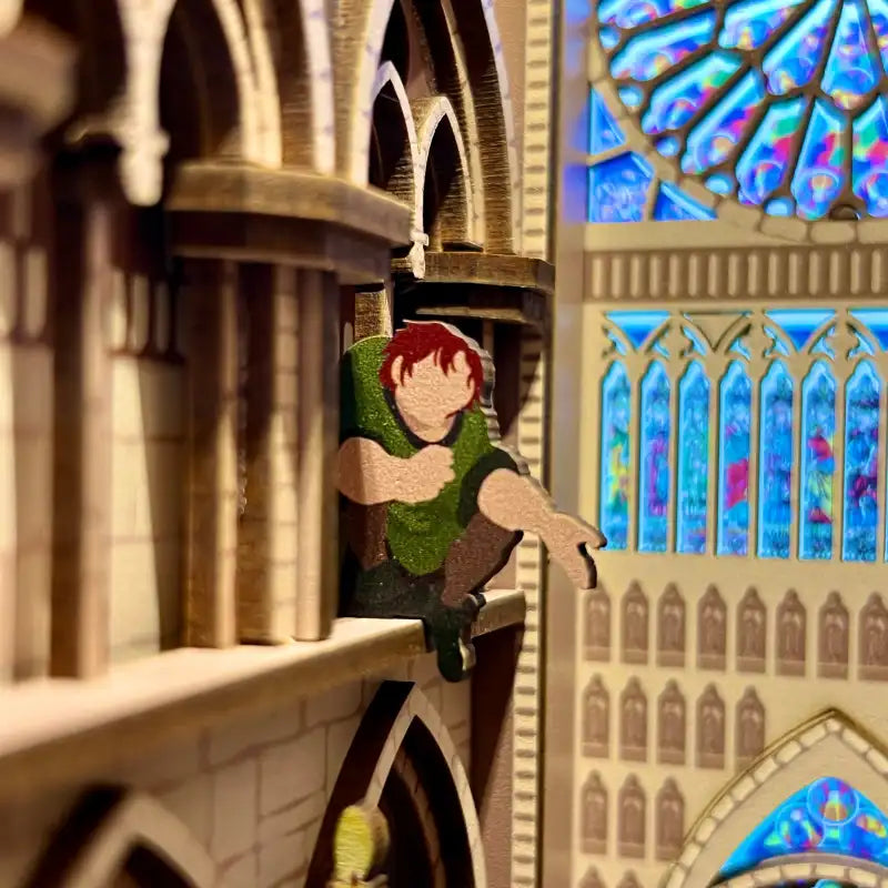 Book Nook Notre Dame De Paris – gotyckie łuki i witraże w miniaturze
