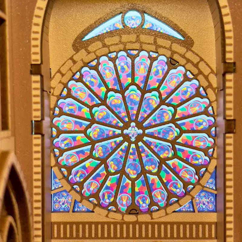 Book Nook Notre Dame De Paris – miniatura fasady katedry, detale