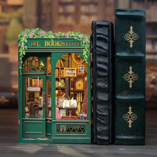 Book Nook Owl Bookstore – miniaturowy domek DIY z oświetleniem LED na półkę z książkami