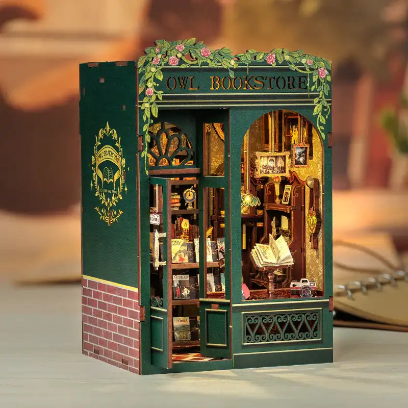 Wnętrze Book Nook Owl Bookstore – miniaturowe półki pełne książek