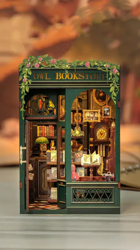 Book Nook Owl Bookstore – drewniana diorama antykwariatu, widok z boku