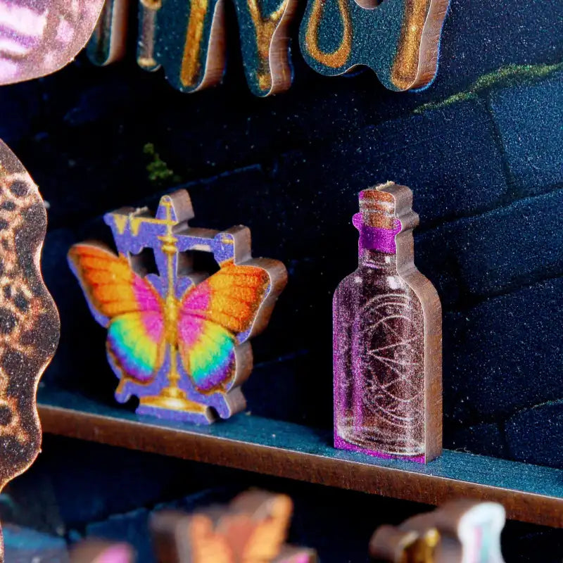 Złożony Book Nook Glass Butterfly na półce z książkami