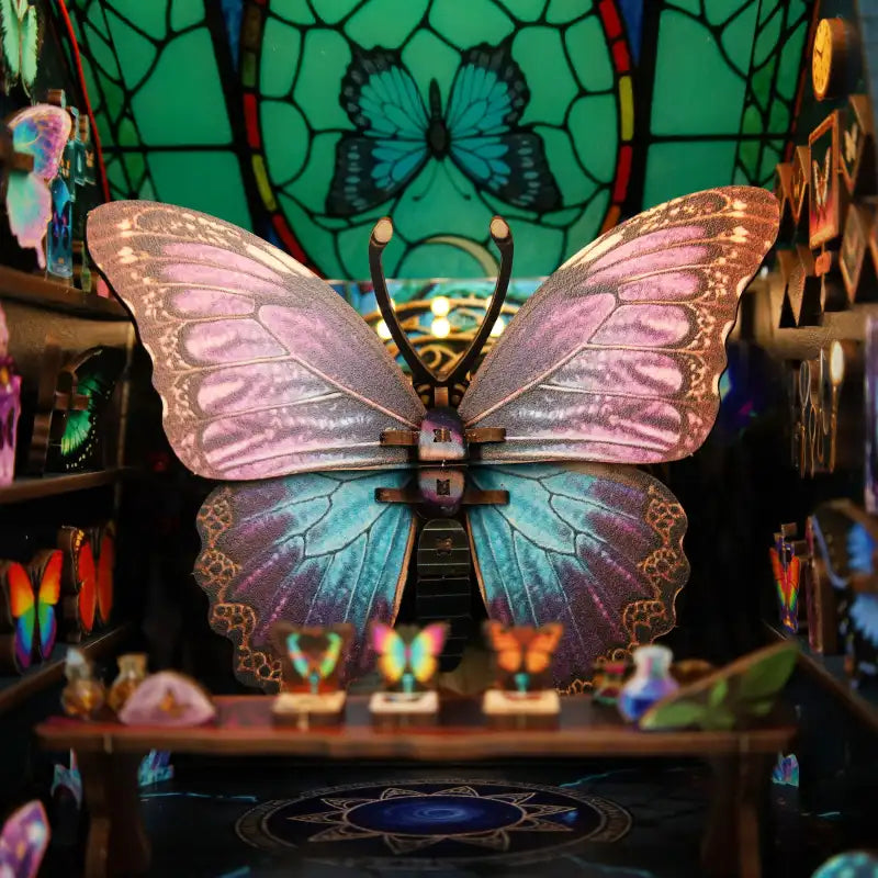 Book Nook Glass Butterfly – oświetlenie LED rozświetlające witraż