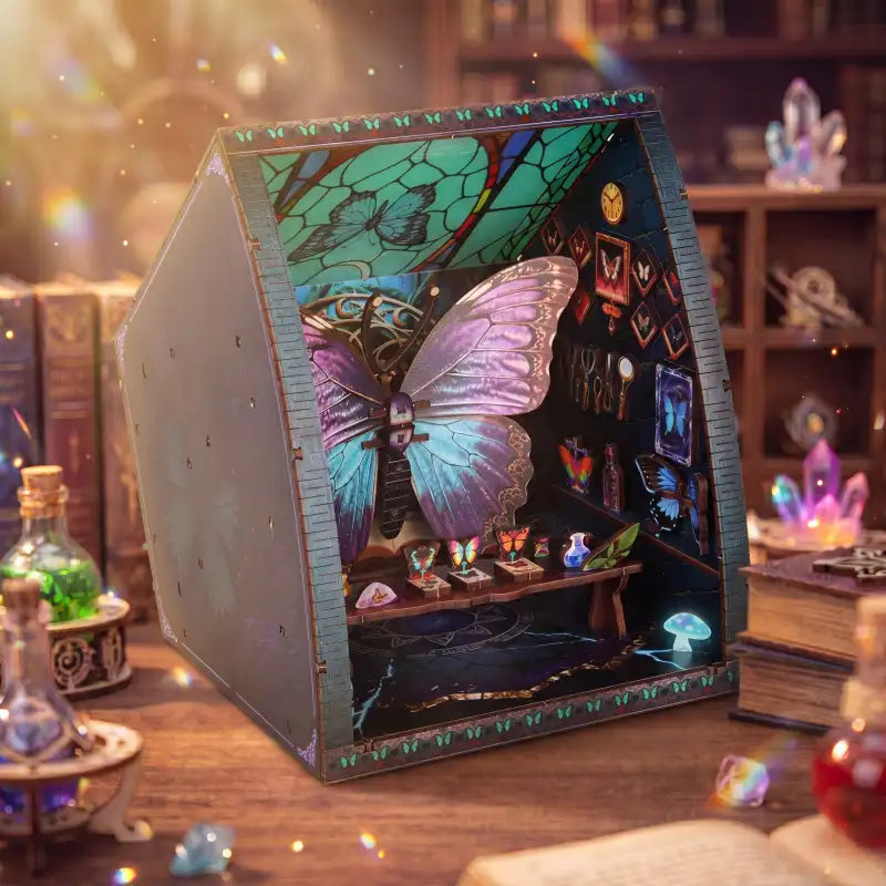 Book Nook Glass Butterfly – witraż i gabinet w scenerii dioramy