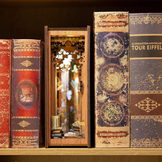 Book Nook Butterflies Of Unknown Lands – motyle i książki, diorama DIY z LED i efektem Infinity Mirror
