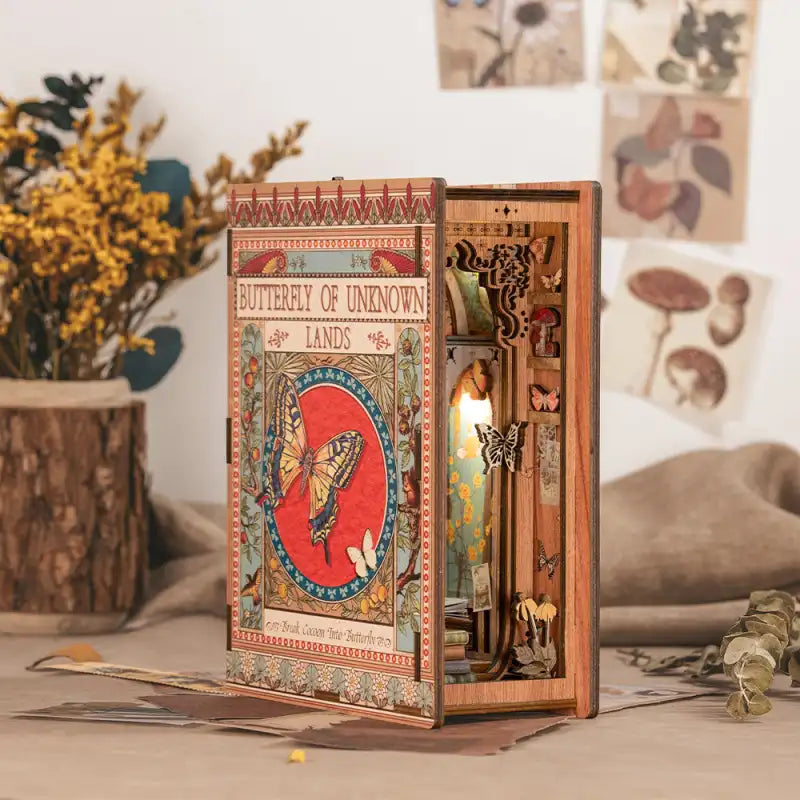 Book Nook Butterflies Of Unknown Lands – detale drewnianych elementów