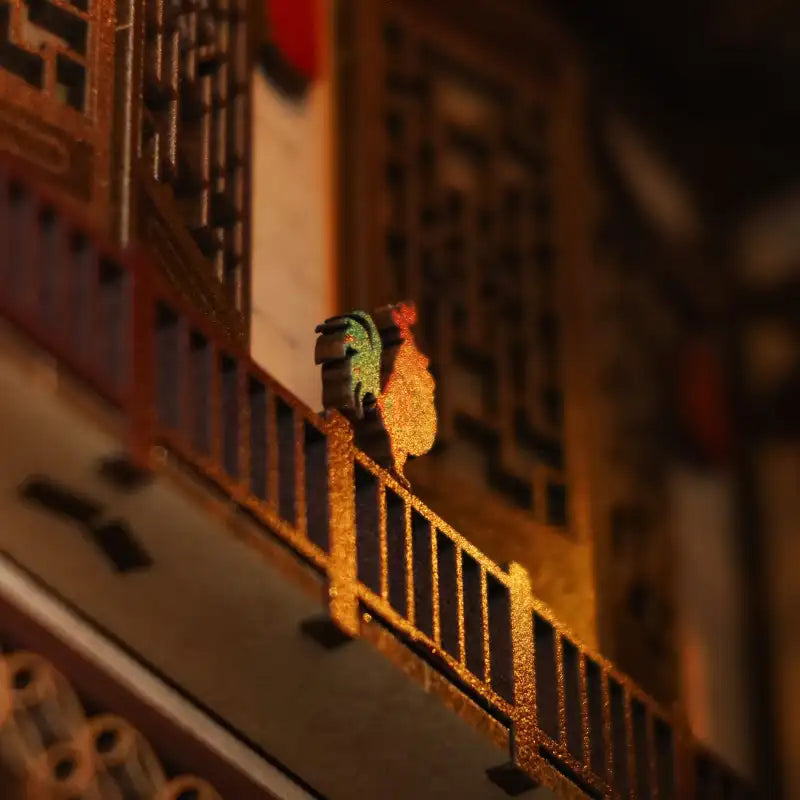 Złożony Book Nook Lantern Pavilion na półce z książkami