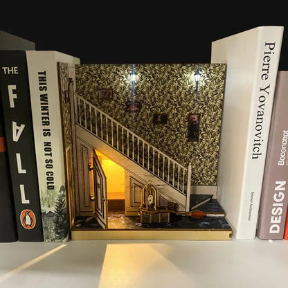 Złożony Book Nook Under Staircase Cupboard na półce z książkami
