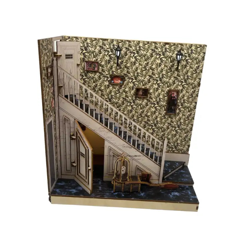 Book Nook Under Staircase Cupboard – miniaturowe wnętrze pod schodami, detale