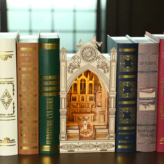 Book Nook Church Prayer – miniaturowy kościół, diorama DIY z oświetleniem LED