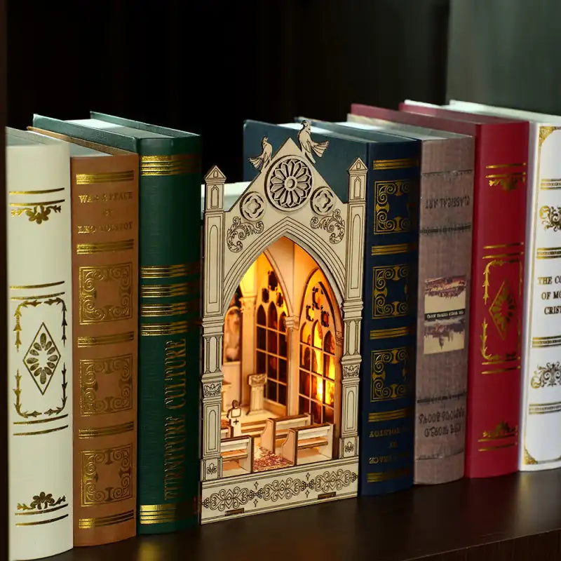Book Nook Church Prayer – detale drewnianych elementów DIY