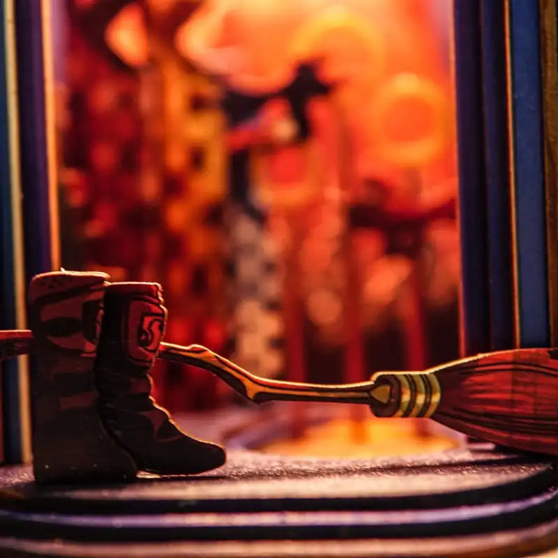 Book Nook Wizard Broom Match – oświetlenie LED rozświetlające scenę