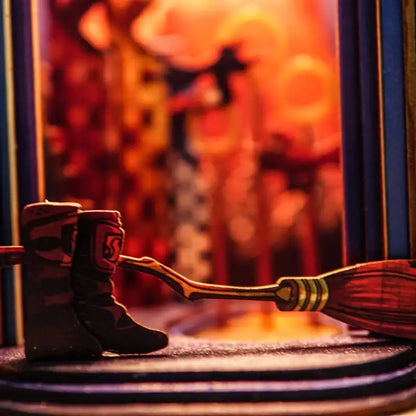 Book Nook Wizard Broom Match – oświetlenie LED rozświetlające scenę