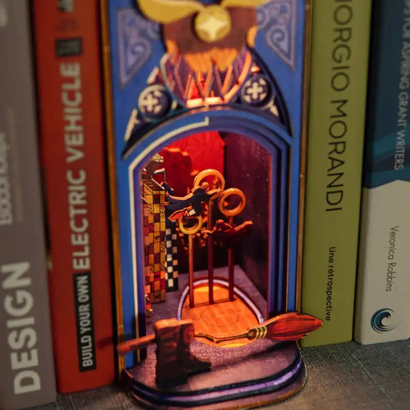 Book Nook Wizard Broom Match – miniaturowy stadion magicznej gry, detale