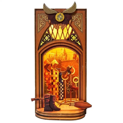 Book Nook Wizard Broom Match – widok z boku magicznej dioramy