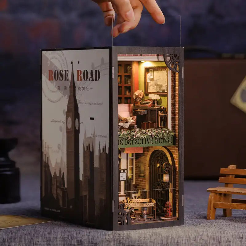 Book Nook Rose Detective Agency – oświetlenie LED w miniaturowym biurze