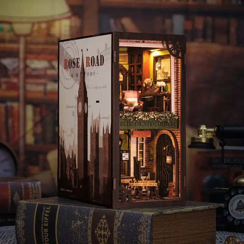 Book Nook Rose Detective Agency – akcesoria śledcze w scenerii dioramy