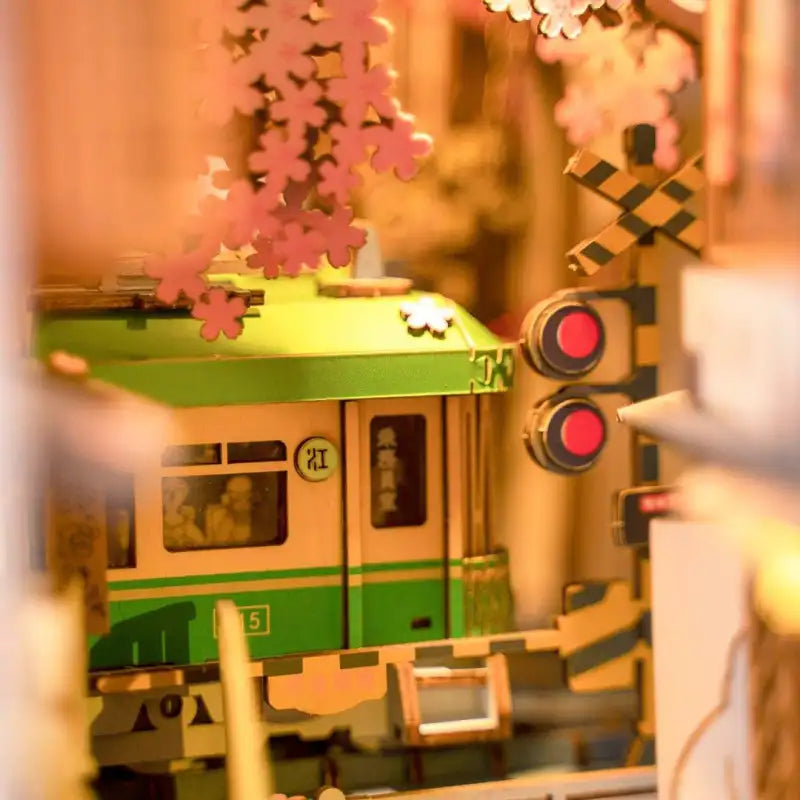 Book Nook Sakura Train – oświetlenie LED rozświetlające japońską scenę
