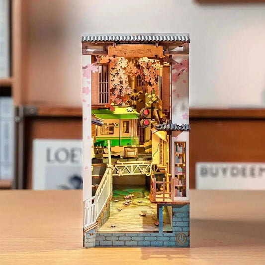 Book Nook Sakura Train – japoński pociąg pod kwitnącą wiśnią, diorama DIY z LED