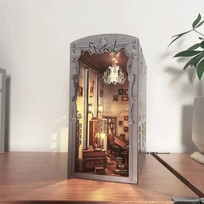 Złożony Book Nook Secret Piano Room z detalami instrumentów na półce z książkami