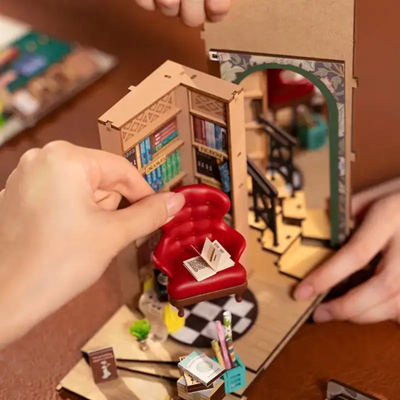 Book Nook Shakespeare Theater – detale drewnianych elementów DIY