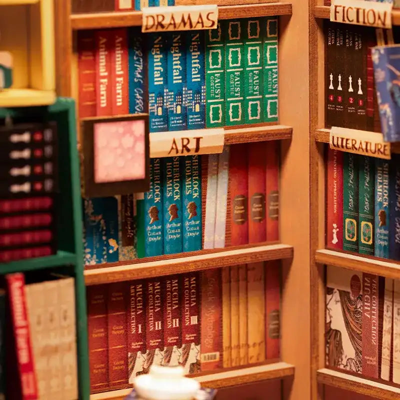 Złożony Book Nook Shakespeare Theater na półce z książkami