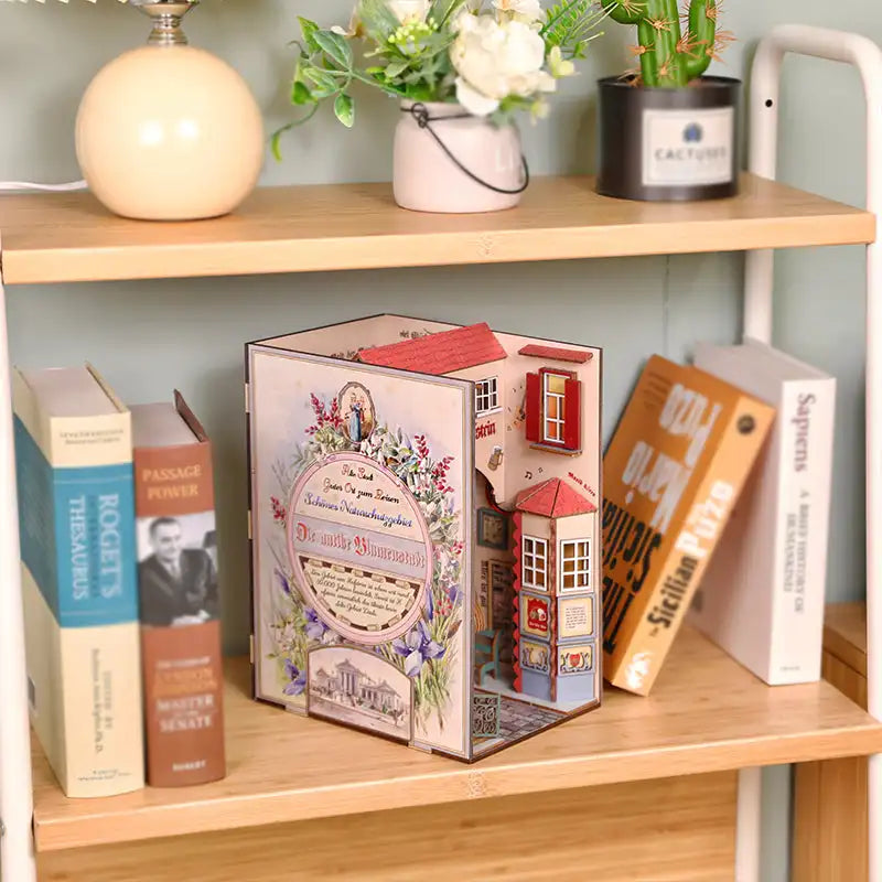 Złożony Book Nook Ancient Flower City na półce z książkami