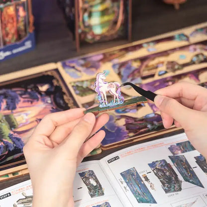 Złożony Book Nook Forest Grace na półce z książkami