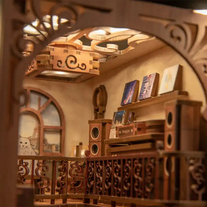 Złożony Book Nook Secret Rhythm na półce z książkami