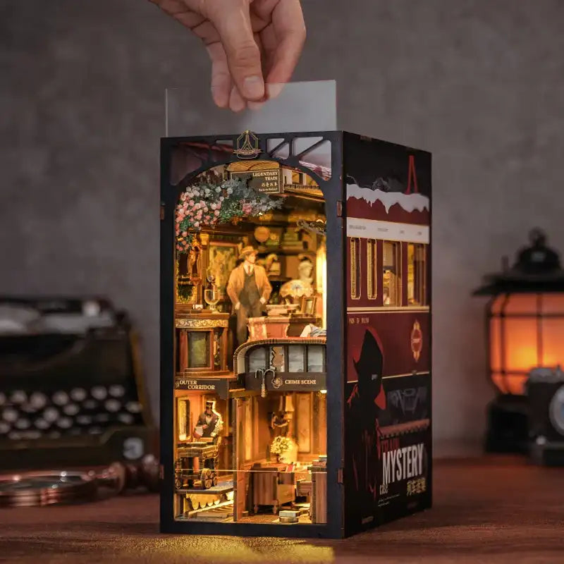 Book Nook Train Mystery – miniaturowy wagon i detale pociągu