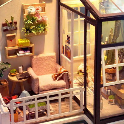 Balkon Hannah – wnętrze miniaturowego domku