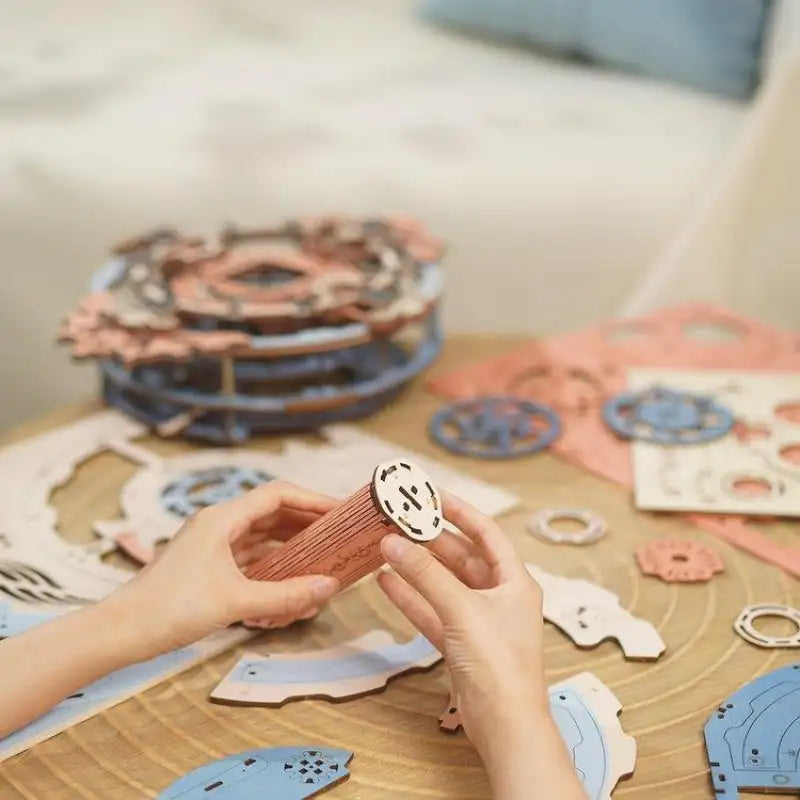 Mechaniczne puzzle 3D – drewniany zegar ścienny – szczegóły przestrzennej konstrukcji
