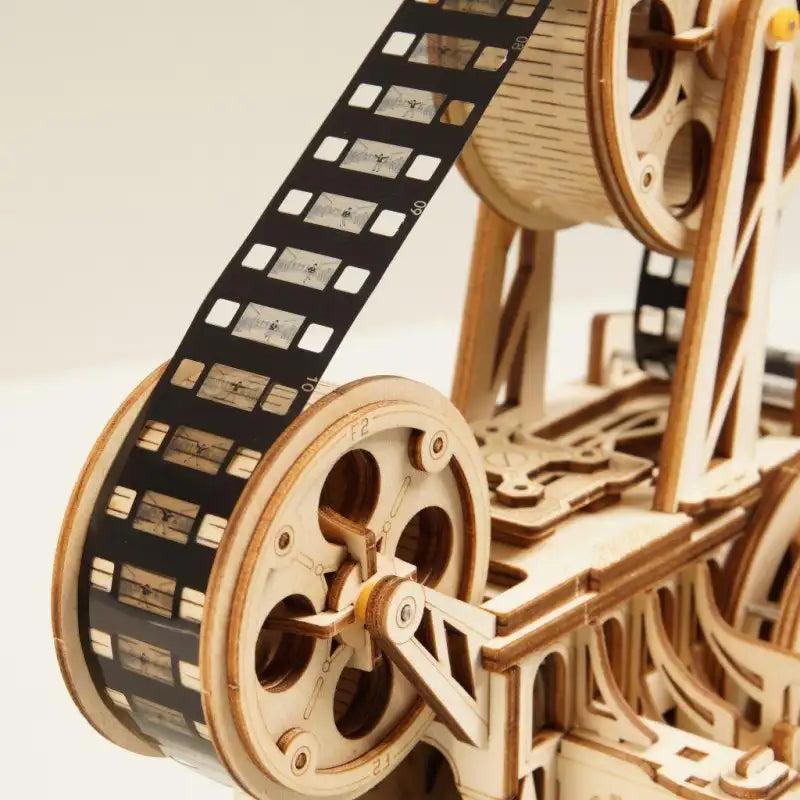Ruchome puzzle 3D – drewniany projektor filmowy – efekt po złożeniu