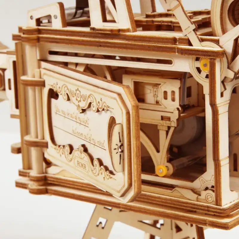 Ruchome puzzle 3D – drewniany projektor filmowy – detal wykonania